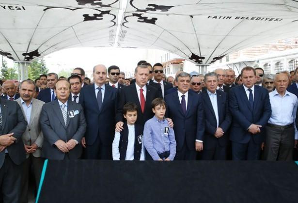 <p>Kılınan namazın ardından Erdoğan'ın da omuz verdiği Bodur'un tabutu, Çanakkale'ye götürülmek üzere cenaze aracına konuldu.</p>
