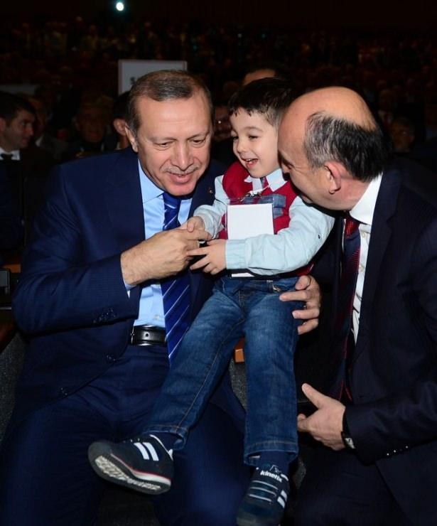 <p><strong>Cumhurbaşkanı Erdoğan, yanına gelen bir &ccedil;ocuğu sevdi.</strong></p>
