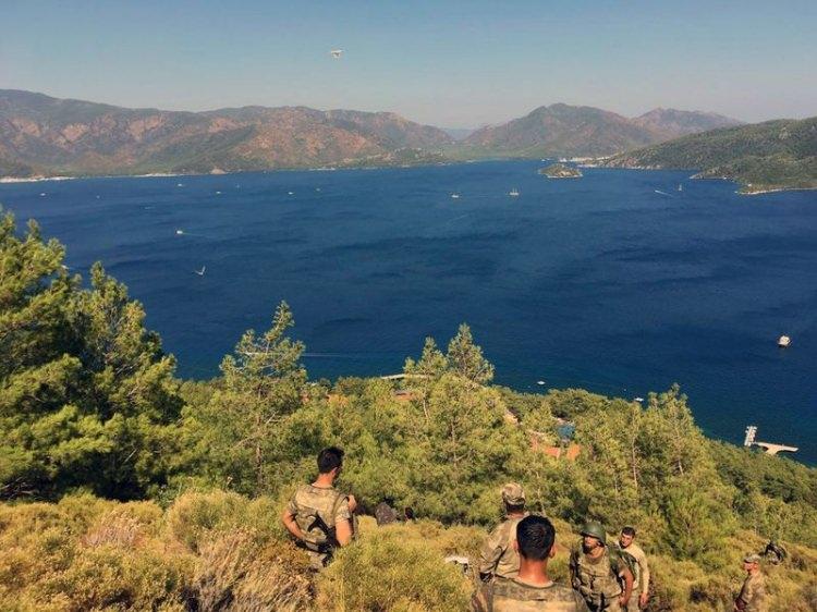 <p>Bölgede görevlendirilen Jandarma Komando birliklerince 17 Temmuz 2016 günü saat 13.15 sıralarında devam eden operasyon kapsamında, Marmaris İlçesi Sakızlı Tepe ve tepenin kuzeyinde yapılan arazi arama ve tarama faaliyeti esnasında,</p>
