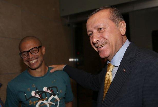 <p>Başbakan Recep Tayyip Erdoğan ve eşi Emine Erdoğan özel uçak "ANA" ile saat 21.35'te İstanbul'a geldi.</p>
<p> </p>