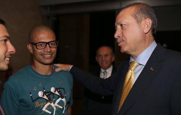 <p>Erdoğan'ı, Sabiha Gökçen Havalimanı'nda, İstanbul Valisi Hüseyin Avni Mutlu, İstanbul Büyükşehir Belediye Başkanı Kadir Topbaş, İstanbul Emniyet Müdürü Selami Altınok, AK Parti İstanbul İl Başkanı Aziz Babuşcu ve öteki ilgililer karşıladı.</p>