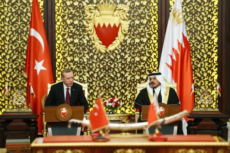 <p>Cumhurbaşkanı Recep Tayyip Erdoğan, Bahreyn Kralı Hamad bin İsa Al Halife tarafından resmi törenle karşılandı.</p>
