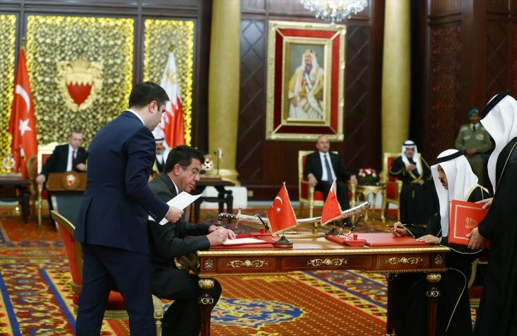 <p>"Bu madalyayı hem Türkiye ve Bahreyn devletleri hem de Türk ve Bahreyn halklarının kardeşliğinin bir nişanesi olarak kabul ediyorum. Dostluk ve kardeşliğimizin baki, işbirliğimizin daim olmasını Rabbimden niyaz ediyorum. Aynı irade ve kararlılığın sizlerde de mevcut olduğunu görmekten büyük bir bahtiyarlık duyuyorum.</p>