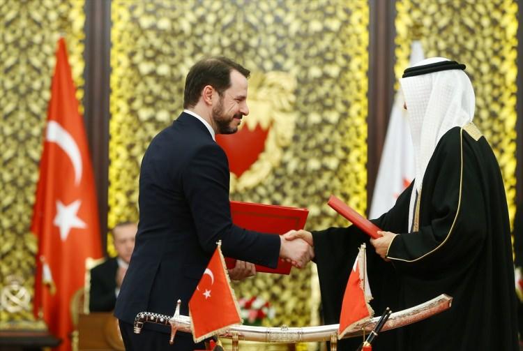 <p>"Türkiye hem iyi hem de kötü gününde Bahreyn'in yanında olmayı sürdürecektir"<br />
Sevgili Peygamberimiz, bir hadisi şeriflerinde 'Müslümanlar bir binanın tuğlaları gibidir.' buyuruyor. İnşallah ortak gayretlerimizle Türkiye-Bahreyn kardeşliği güçlenmeye, farklı alanlarda kök salmaya devam edecektir. Türkiye hem iyi hem de kötü gününde Bahreyn'in yanında olmayı sürdürecektir. Bölgemizin istikrarı, huzuru ve istikbali için el birliği ve güç birliği içinde çalışacağımıza inanıyorum."</p>
