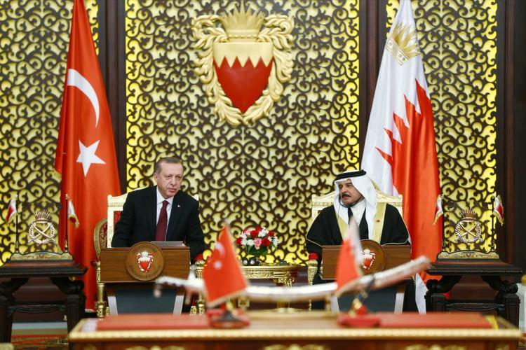 <p>Gösterilen ilgiden dolayı teşekkürlerini ileten Cumhurbaşkanı Erdoğan, "Tüm Bahreynli kardeşlerime en kalbi hürmetlerimi sunuyorum. Şahsıma tevcih ettiğiniz, ortak tarihimizde müstesna bir yeri olan bu madalyayı daima şerefle muhafaza edeceğiz." ifadelerini kullandı.</p>