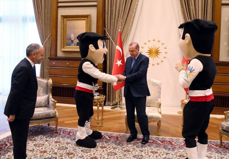 <p>Cumhurbaşkanı Recep Tayyip Erdoğan, Samsun'un ev sahipliğinde 18-30 Temmuz'da yapılacak 2017 İşitme Engelliler Olimpiyatları'nın İşaret dili ile iletişim kurabilen ve bu özelliğiyle Türk spor tarihinin konuşabilen ilk maskotu olan "Çakır"ı Cumhurbaşkanlığı Külliyesi'nde kabul etti. Kabulde, Gençlik ve Spor Bakanı Akif Çağatay Kılıç da yer aldı.</p>
