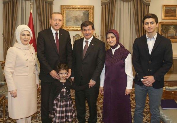 <p>Ziyarette Davutoğlu'nun oğlu Mehmet Davutoğlu da bulundu.</p>
