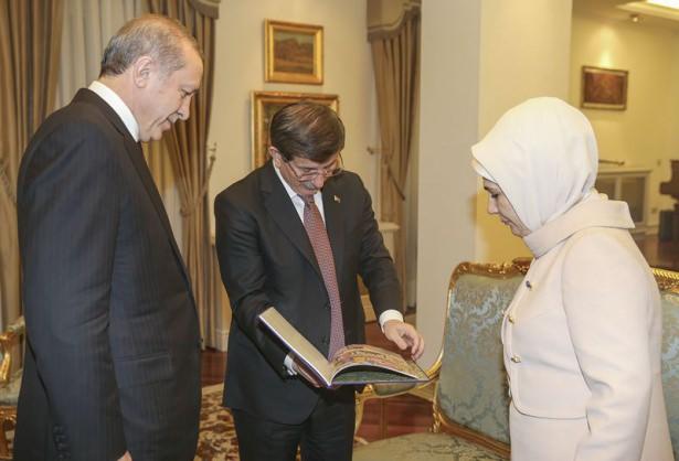 <p>Cumhurbaşkanı Erdoğan, eşi Emine Erdoğan ve Başbakan Davutoğlu sohbet etti.</p>
