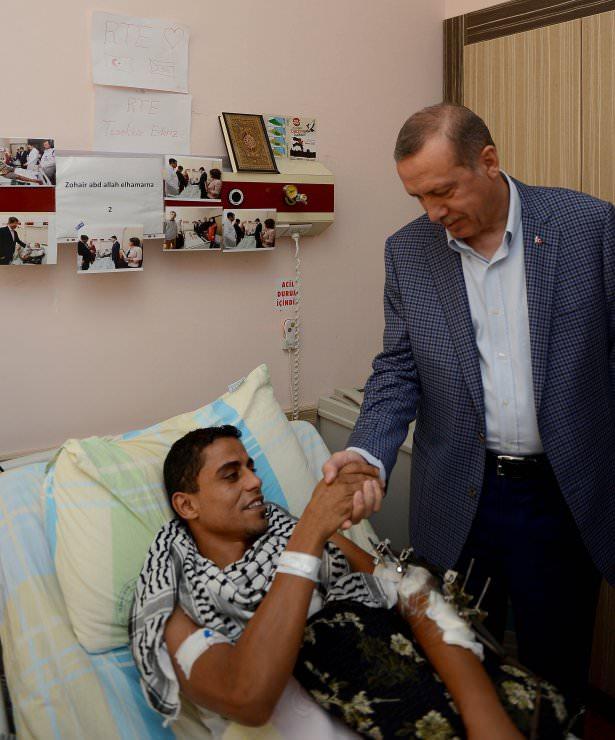 <p>Erdoğan, Sağlık Bakanı Mehmet Müezzinoğlu ile 5'i çocuk 15 yaralının tedavi gördüğü Yenimahalle Devlet Hastanesi'ne geldi.</p>
