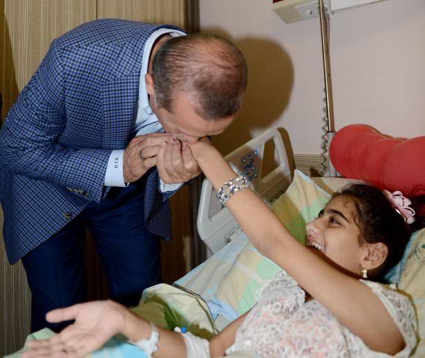 <p>Yaralıların durumu hakkında yetkililerden bilgi alan Erdoğan'ın basına kapalı ziyareti, yaklaşık 2 saat sürdü.</p>
