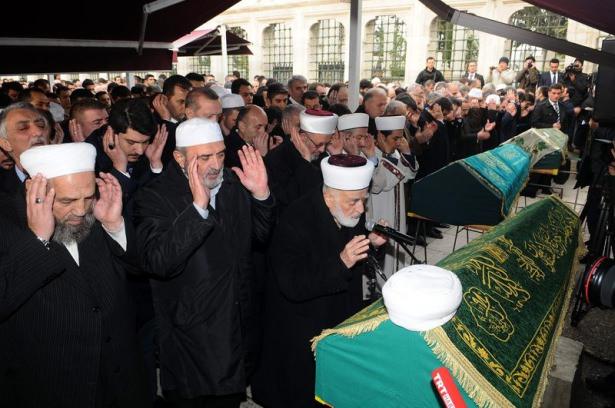<p>Öztürk’ün cenaze namazına Cumhurbaşkanı Recep Tayyip Erdoğan’ın yanısıra çok sayıda siyasetçi, bürokrat ve vatandaş katıldı. Öztürk'ün naaşı buradan Karacahmet mezarlğına götürüldü.</p>