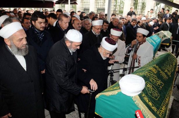 <p>YÖK Genel Kurulu Üyesi Prof. Dr. Osman Öztürk tedavi gördüğü hastanede dün itibariyle hayatını kaybetti. </p>
