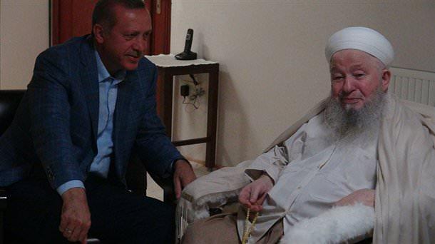 <p>Başbakan Recep Tayyip Erdoğan, İsmail Ağa Cemaati'nin manevi önderi Mahmut Efendi'yi ziyaret etti.</p>

