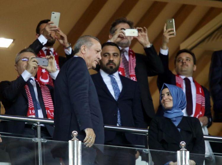 <p>Cumhurbaşkanı Recep Tayyip Erdoğan da izledi. Cumhurbaşkanı Erdoğan, maç öncesi soyunma odasına gidip futbolcular ile tokalaştı.</p>
