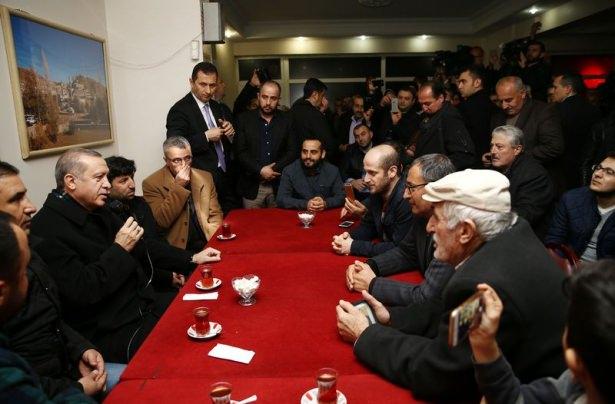 <p>ERDOĞAN'DAN AYETLİ MESAJ<br />
<br />
Kur'an-ı Kerim'de "Ancak inananlar kardeştir" ayetinin yer aldığını hatırlatan Erdoğan, şöyle devam etti:<br />
<br />
"Birliğimizi kimsenin parçalamasına fırsat vermeyeceğiz. Dolayısıyla bu birliğimizi, beraberliğimizi bozmaya, bozmak isteyenlere fırsat vermeyeceğiz. Bizim sımsıkı sarılacağımız en önemli hedefimiz nedir? Hepimiz toptan sımsıkı, Allah'ın ipine sarılacağız. Ayrılığa düşmeyeceğiz, ayrılığa düşersek zayıf düşeriz. Zayıf düşersek, düşmanlarımız bizi parçalar, yutarlar. Düşmanlara fırsat vermeyeceğiz. Onun için şuradaki birliğinizi, beraberliğinizi korumalısınız. Bir şekilde de inşallah emin adımlarla geleceğe yürümeliyiz."</p>
