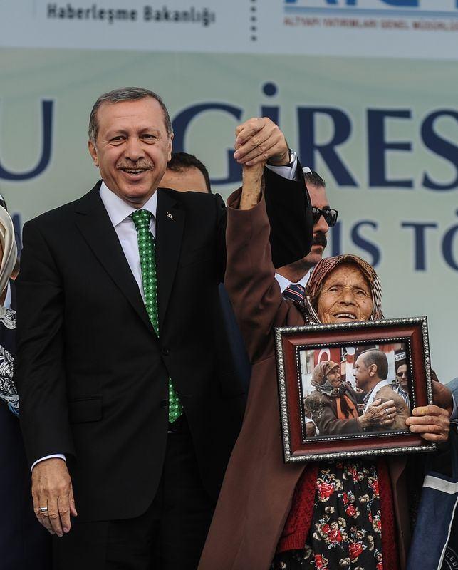 <p><em><strong><a href="http://video.haber7.com/video-galeri/62559-cumhurbaskani-erdogandan-taksi-duragina-ziyaret">​HABERİN VİDEOSUNU İZLEMEK İÇİN TIKLAYINIZ...</a></strong></em></p>
