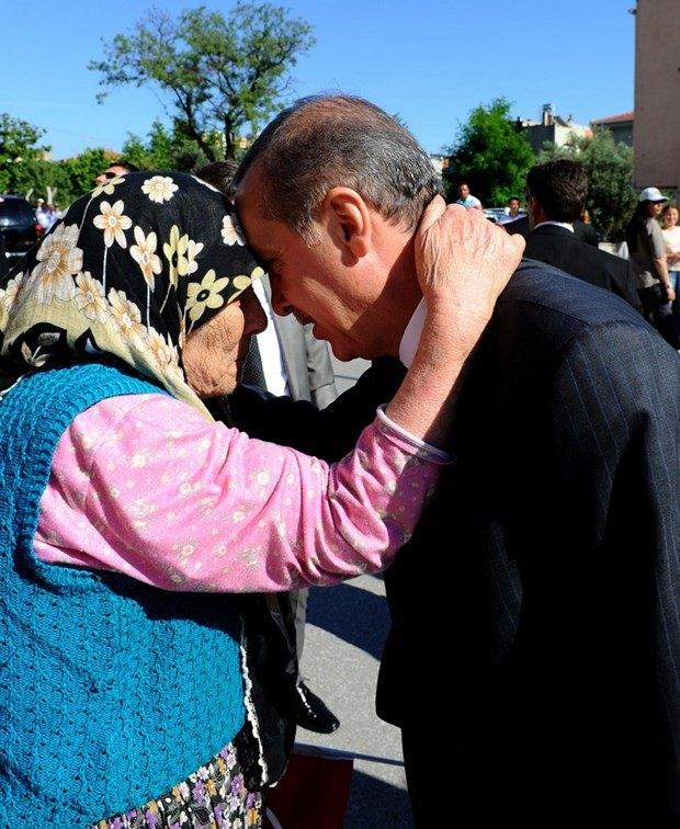 <p><em><strong><a href="http://video.haber7.com/video-galeri/62559-cumhurbaskani-erdogandan-taksi-duragina-ziyaret">​HABERİN VİDEOSUNU İZLEMEK İÇİN TIKLAYINIZ...</a></strong></em></p>
