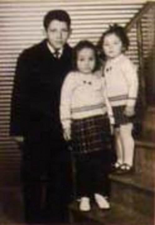 <p>Babasının Sahil G&uuml;venlik Teşkilatı'nda g&ouml;revli olmasından &ouml;t&uuml;r&uuml; &ccedil;ocukluğu Rize'de ge&ccedil;ti.&nbsp;Recep ayında doğduğu i&ccedil;in Recep adı ve dedesinin adını verdikleri Tayyip Erdoğan'ın 3'&uuml; erkek ve 1'i kız olmak &uuml;zere 4 kardeşi daha bulunmaktaydı.</p>

<p>&nbsp;</p>
