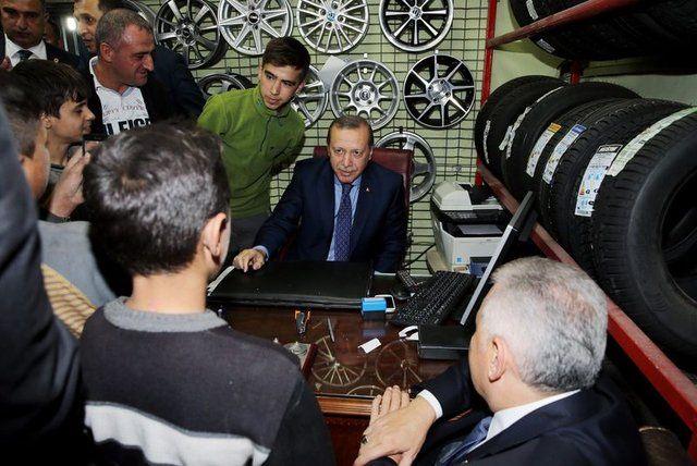 <p>Cumhurbaşkanı Recep Tayyip Erdoğan ve Başbakan Binali Yıldırım, geçtiğimiz gün İskitler'de araç lastiği satan esnafı ziyaret etti.</p>