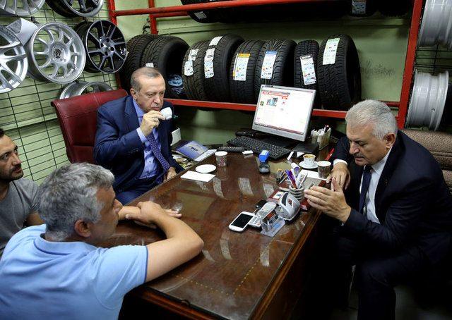 <p>Erdoğan ve Yıldırım, Esenboğa Havalimanı'ndan Cumhurbaşkanlığı Külliyesi'ne giderken, İskitler güzergahında yer alan bir grup esnafın, üzerinde "Sayın Reis-i Cumhur çay da hazır, kahve de. Geri adım atma!" yazılı pankart açması üzerine konvoyu durdurdu.</p>