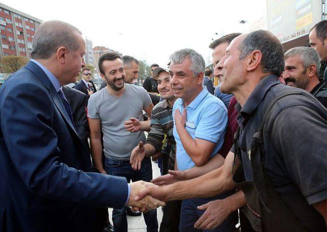 <p>Araç lastiği satan esnafın dükkanına konuk olan Erdoğan ve Yıldırım, iş yeri sahibi ve çalışanlarıyla bir süre sohbet etti ve birlikte çay içti.</p>