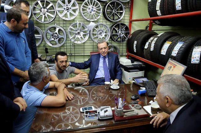 <p>Sohbet esnasında Cumhurbaşkanı Erdoğan ile tokalaşan bir yaşlı vatandaşın, Erdoğan'ın elini hızla sallaması üzerine, Başbakan Yıldırım araya girerek, "Dur yahu kolunu çıkartacaksın." şeklinde espri yaptı.</p>