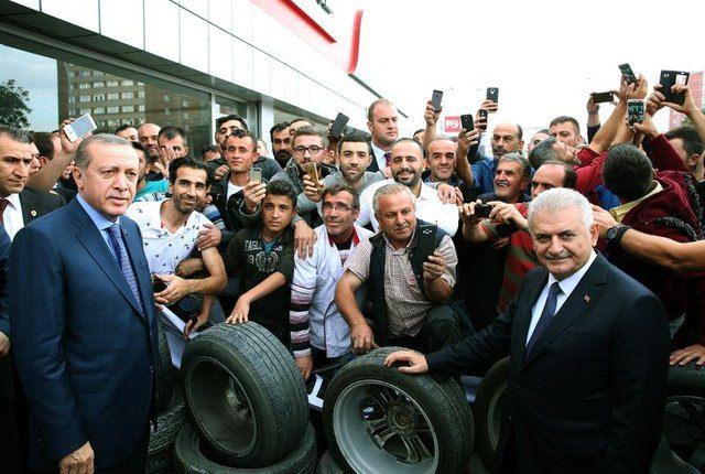 <p>Cumhurbaşkanı Tayyip Erdoğan’ın elini fazla sıkarak ilginç bir diyaloğun yaşanmasına neden olan İhsan Bayhan (65) ise olay sonrası HABERTÜRK’e konuştu.</p>