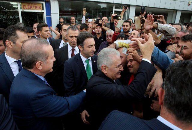 <p>Cumhurbaşkanı Erdoğan ziyaret sırasında tokalaşmaya gelen Bayhan’a “Dur. Kolumu kopartacaksın ya... Ben senin bu kadar kuvvetli olduğunu bilmiyordum” diyerek seslenmiş, Bayhan ise “Kendimi kaybettim Cumhurbaşkanım” şeklinde yanıt vermişti.</p>
