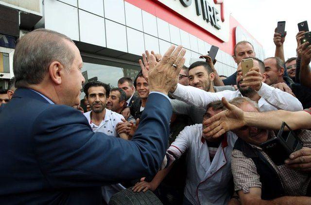 <p>Yaklaşık 54 yıldır baba mesleği olan berberliği devam ettirdiğini belirten Bayhan o anları şöyle anlattı: </p>