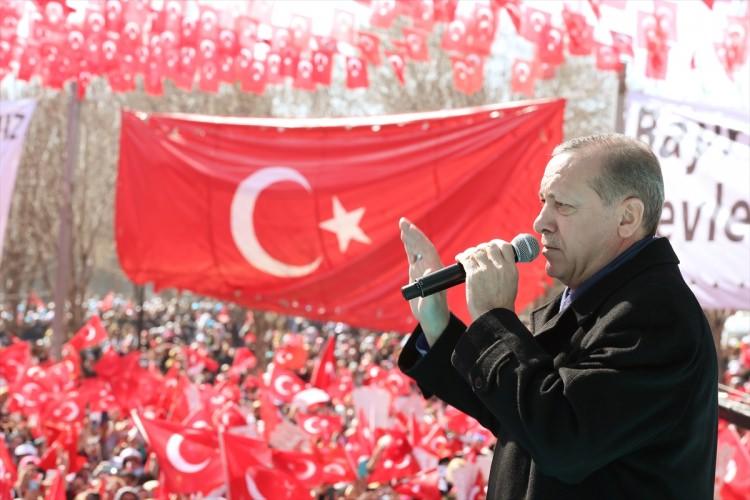 <p>“Geçtiğimiz günlerde bir istihdam seferberliği başlattık” diyen Erdoğan, “Gaziantep Organize Sanayi Bölgesi’nin 15 bin istihdamla katkı verdiğini gördük, çok memnun olduk.</p>
