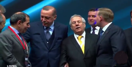 <p>Ancak Aziz Yıldırım, Gümüşdağ'ın bu isteğini yerine getirmedi.</p>
