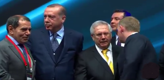 <p>Dursun Özbek ile Aziz Yıldırım'ın sarılması sonrası Başakşehir ve Kulüpler Birliği'nin başkanı Göksel Gümüşdağ, Yıldırım'ın kulağına,Trabzonspor Başkanı Muharrem Usta ile tokalaşmasını rica etti.</p>
