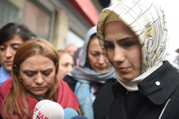 <p>Cumhurbaşkanı Recep Tayyip Erdoğan’ın kızları Sümeyya Erdoğan ve Esra Albayrak, Mersin'de öldürülen Özgecan'ın evine taziyeye gitti.</p>
