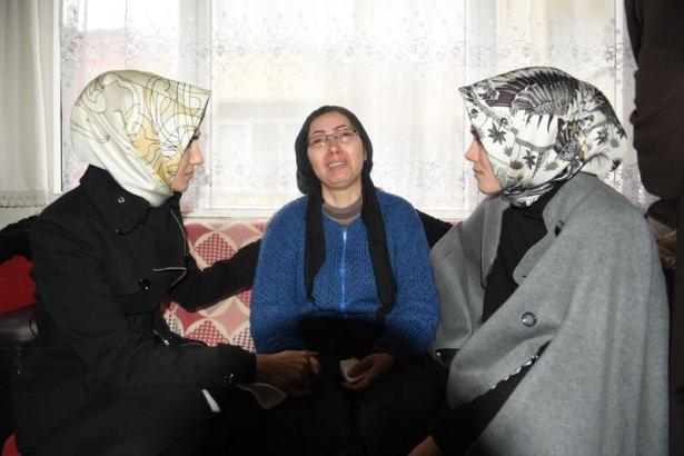 <p><span style="color:rgb(0, 0, 0); font-family:sans-serif; font-size:16px; line-height:1.5">Taziye evinden çıkışta kısa bir açıklama yapan aynı zamanda Kadın ve Demokrasi Derneği (KADEM) Başkan Vekili olan Sümeyye Erdoğan, </span><strong style="color:rgb(0, 0, 0); font-family:sans-serif; font-size:16px; line-height:1.5">"Çok acı bir durum, kelimelerle ifade etmek çok zor. gerçekten zor, korkunç bir durum. Biz olabildiğince acılarını paylaşmak üzere buraya geldik. Çok güzel insanlar, çok asil insanlar ama tabii ki bizim asıl amacımız bu canilerin, bu canavarların en ciddi şekilde, en etkili şekilde cezalarını almaları. Biz bunun peşinde olacağız. Biz dernek olarak da bunun takipçisi olacağız. Elimizden geleni yapacağız"</strong><span style="color:rgb(0, 0, 0); font-family:sans-serif; font-size:16px; line-height:1.5"> dedi.</span></p>