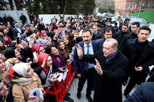 <p>Engelli bir çocuk annesiyle bir grup genç Cumhurbaşkanı Erdoğan ile hatıra fotoğrafı çektirdi.</p>