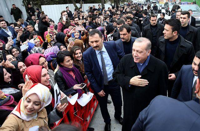 <p>Saat 14:00 sularında evinden çıkan Erdoğan kendisini çiçekler ve pankartlarla bekleyen kalabalığı görünce makam aracını durdurdu.</p>

