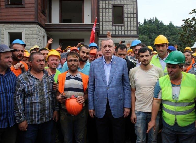 <p>Memleketi Rize'de bulunan Cumhurbaşkanı Recep Tayyip Erdoğan, Güneysu ilçesi Merkez mahallesindeki evinden öğle saatlerinde çıktı.</p>

<p> </p>
