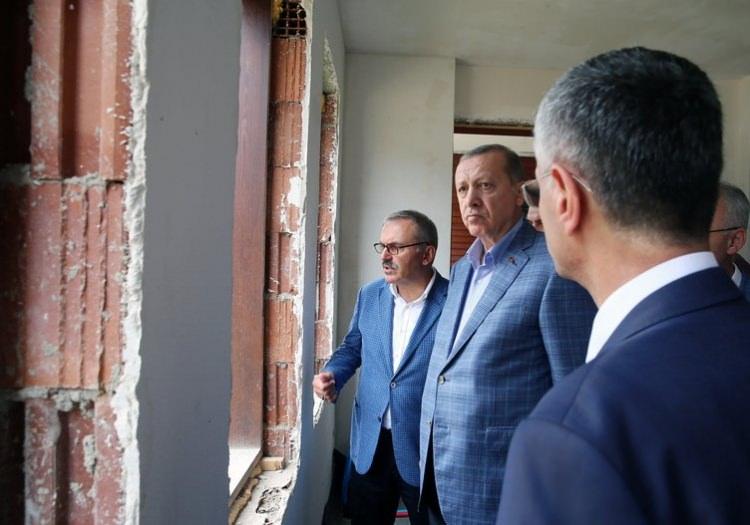 <p>Cumhurbaşkanı Erdoğan, Güneysu ilçe merkezinde yapımı süren Recep Tayyip Erdoğan Üniversitesi Eğitim ve Geliştirme Vakfı Konakları inşaatını ziyaret etti.</p>

<p> </p>
