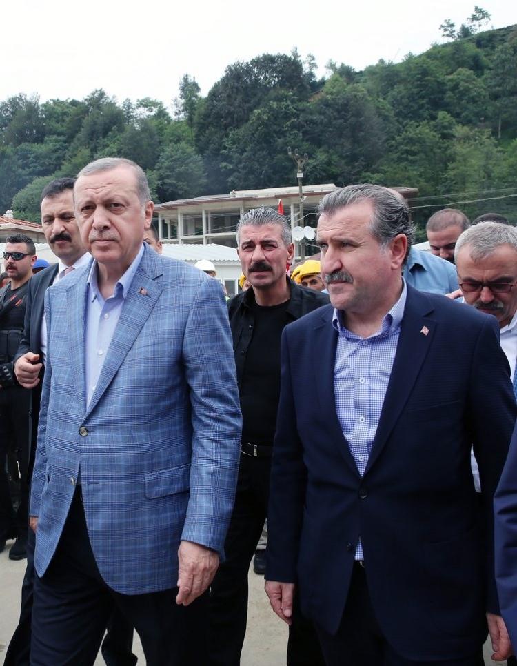 <p>Burada inşaat işçileri ile fotoğraf çektiren ve yetkililerden inşaat hakkında bilgi alan Erdoğan, ardından Rize'nin Pazar ilçesine geçerek Rize-Artvin Havalimanı deniz dolgu sahasında incelemelerde bulundu.</p>

<p> </p>
