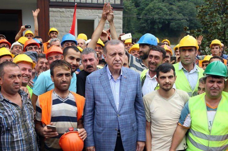 <p>Vatandaşlarlar da Cumhurbaşkanı Erdoğan'a sevgi gösterisinde bulundu. </p>

<p> </p>
