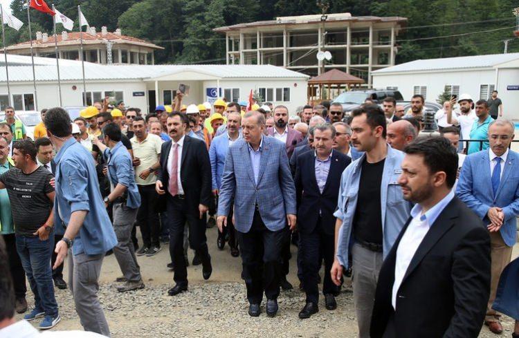 <p>Yaklaşık 100 milyon tonluk dolgu kullanılacak projede pist boyu 3 bin metre, pist eni 45 metre olacak. 4 bin 500 metrekare alanda inşa edilecek havalimanı sahile paralel inşa edilecek.</p>

<p> </p>
