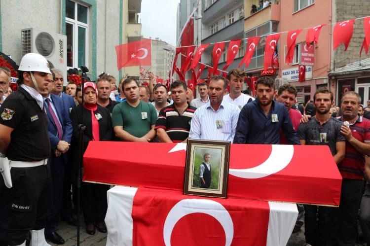 <p>Trabzon'un Maçka İlçesi'nde, PKK'lıların erzak çaldığını ihbar eden ve girdikleri evi gösterirken teröristlerin açtığı ateşle yaşamını yitiren 15 yaşındaki Eren Bülbül, gözyaşlarıyla toprağa verildi.</p>
