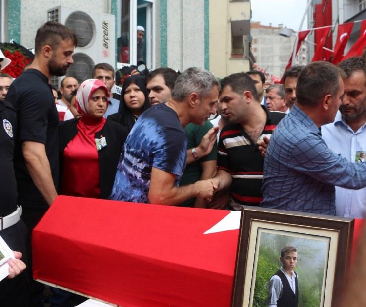 <p>Eren Bülbül  için bugün ikindide memleketi Maçka’da cenaze töreni düzenlendi. Bülbül’ün Türk bayrağına sarılı tabutu polis mangası tarafından omuzlarda taşınarak cenazenin yapıldığı alana tekbirler eşliğinde getirildi. </p>
