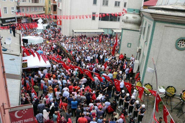 <p>Tören için ilçeye gelen Trabzonspor Teknik Direktörü Ersun Yanal, Trabzonspor Asbaşkanı Ahmet Çubukçu ile futbolcu Onur Recep Kıvrak da Bülbül ailesine taziyede bulundu.</p>