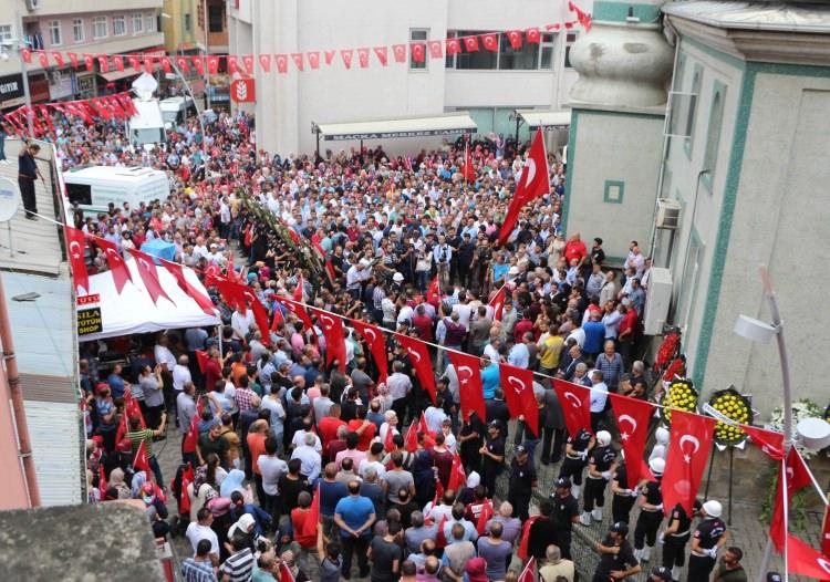 <p>Cenazede yaşamını yitiren Eren Bülbül’ün ağabeyleri Olcay, Arif, Orhan ve Çağlar da taziyeleri kabul ederek törende kardeşlerinin tabutu başında saf tuttu. </p>