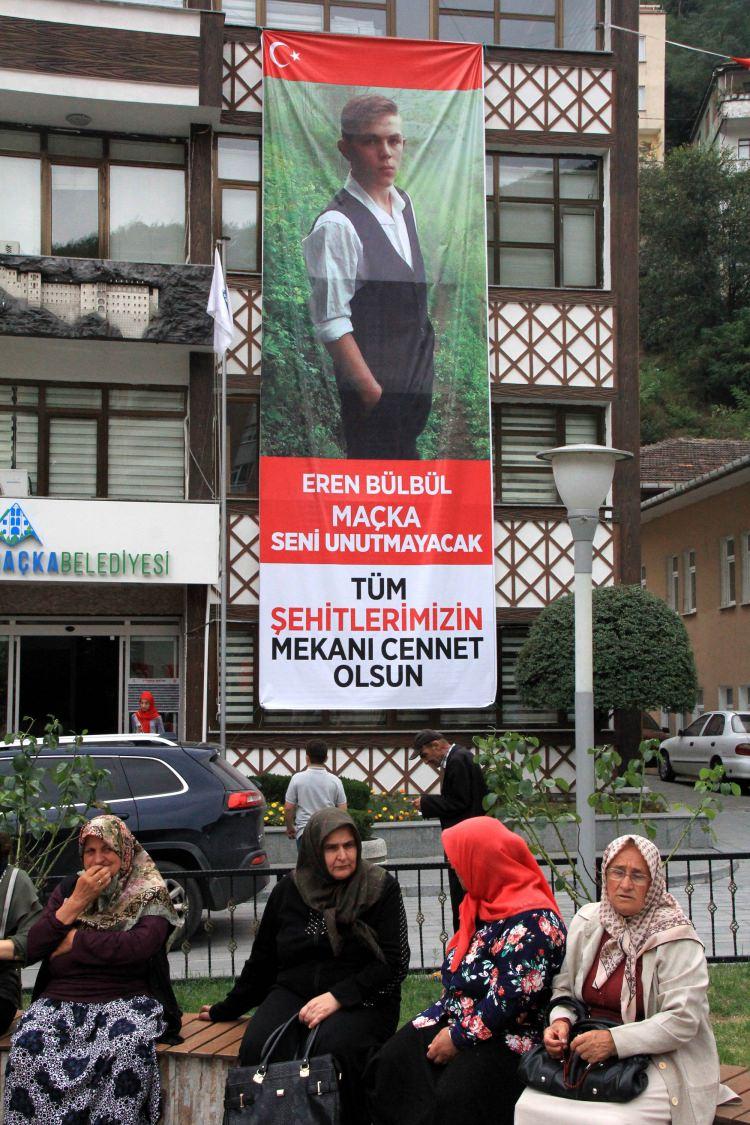<p>İlçedeki alana sığmayan çok sayıda kişi de töreni çevredeki binalar ve balkonlardan izledi.</p>