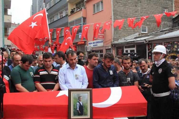 <p>Eren Bülbül'ün cenazesi daha sonra Merkez Camisi'nde ikindi vakti kılınan namazının ardından Köprüyanı Mahallesi'ndeki aile kabristanlığında toprağa verildi.</p>