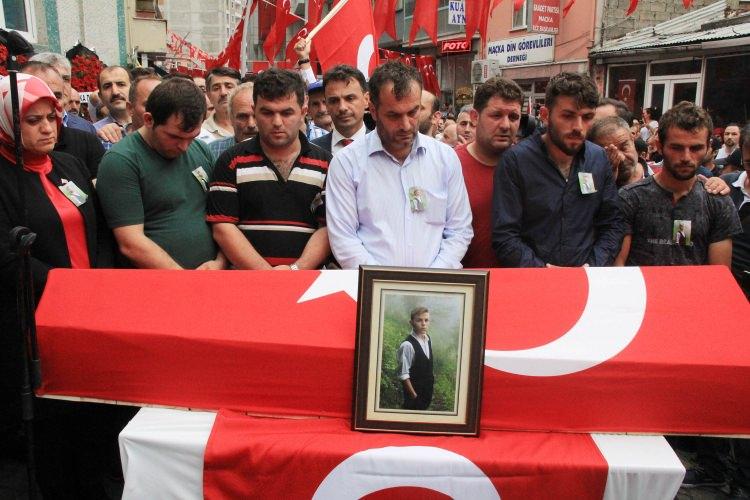 <p>Güvenlik kuvvetlerine yardımda bulunduğu sırada hain kurşunların hedefi olarak hayatını kaybeden Maçka İmam Hatip Lisesi öğrencisi Eren Bülbül için ilçede hüzün hakim. </p>