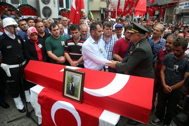 <p>Maçka Belediye binası ve birçok noktaya üzerinde Bülbül’ün fotoğraflarının yer aldığı ‘Kahramanımız Maçka seni unutmayacak’, ‘İyi ki varsın Eren’ yazılı afiş asıldı, ev ve iş yerleri de Türk bayraklarıyla donatıldı. </p>