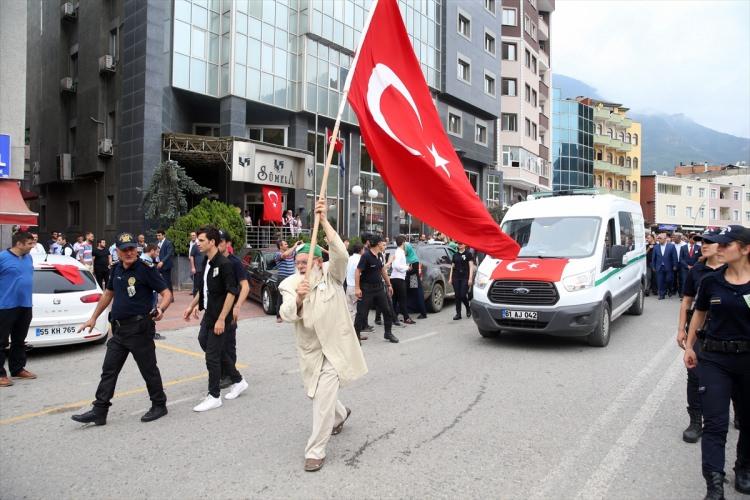 <p> Tören boyunca kentte 'bayrak dede' ismiyle tanınan 77 yaşındaki İsmet Kaya da elindeki bayrak ile yer alarak yürüyüşe katıldı.</p>